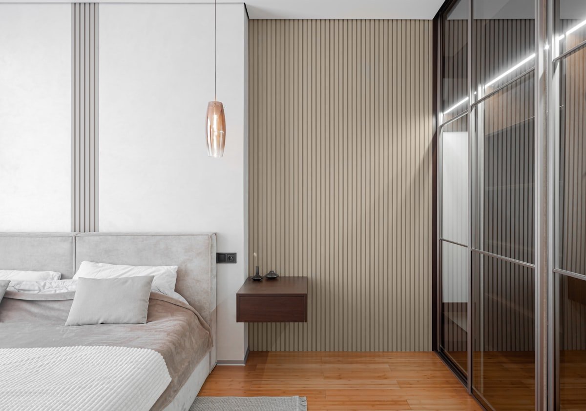Minimalist primary suite